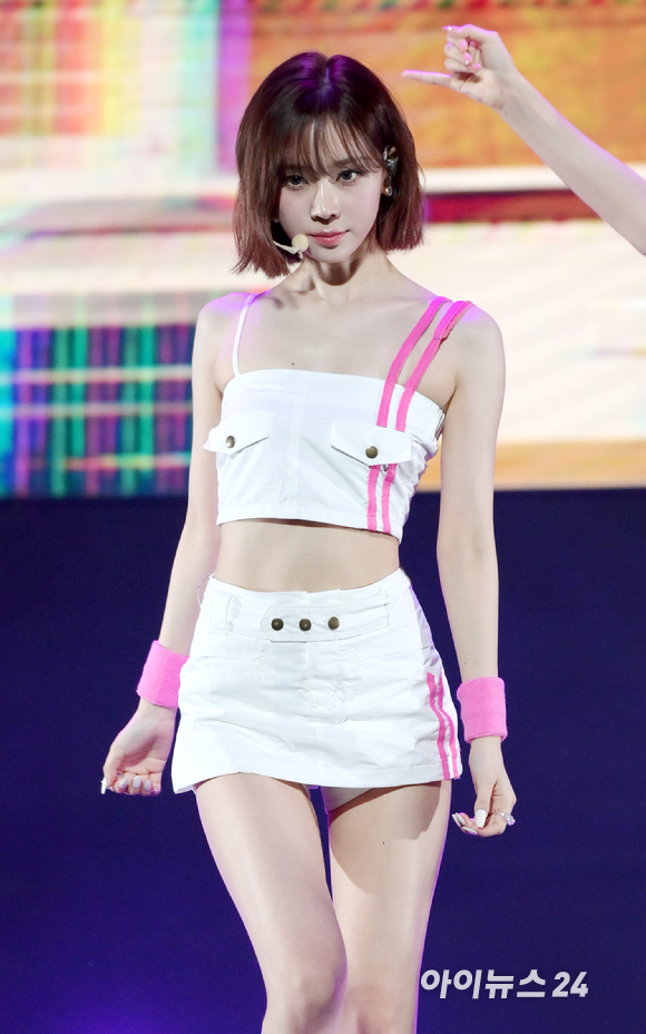 걸그룹 에스파 윈터가 8일 오후 서울 강남구 삼성동 인터컨티넨텔 서울 코엑스 오디토리움에서 열린 에스파(aespa) 세번째 미니앨범 'MY WORLD' 컴백 기자간담회에서 타이틀곡 'Spicy'(스파이시) 무대를 선보이고 있다. [사진=정소희 기자]