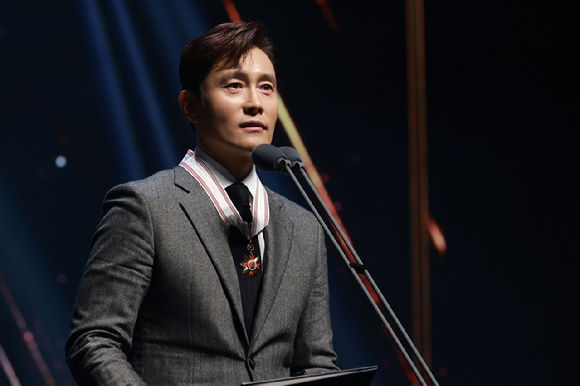 이병헌, &apos;2025 대한민국 대중문화예술상&apos; 보관문화훈장 수훈