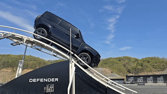 '디펜더 OCTA 블랙'이 장애물 코스를 지나고 있다. [영상=김종성 기자]