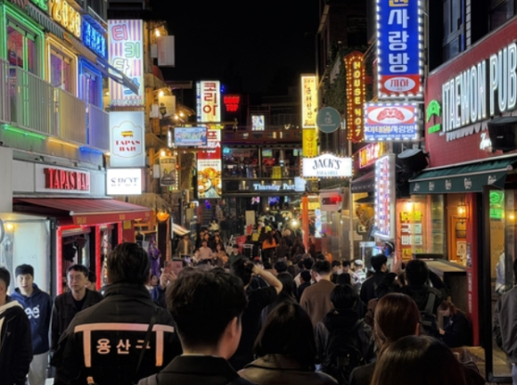 핼러윈 전날인 30일 밤 서울 용산구 이태원 세계음식문화거리에서 시민들이 이동하고 있다. [사진=연합뉴스]
