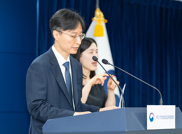 강대현 개인정보보호위원회 조사총괄과장이 6월 12일 오전 서울 종로구 정부서울청사에서 2025년 제13회 개인정보보호위원회 전체회의 안건인 안전조치 소홀로 개인정보를 유출한 2개 대학의 시정조치에 대해 브리핑하고 있다. [사진=개인정보위]