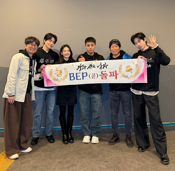 장항준 감독, 배우 이준혁, 전미도, 박지훈, 유해진, 김민이 '왕과 사는 남자' 손익분기점을 앞두고 포즈를 취하고 있다. [사진=(주)쇼박스]