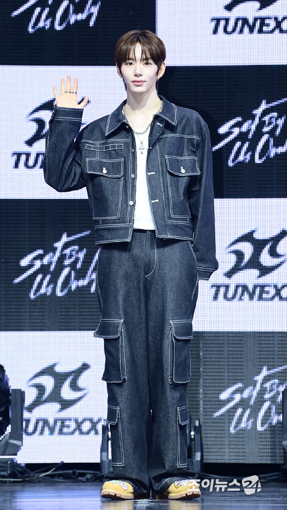 3일 오후 서울 광진구 광장동 예스24라이브홀에서 신인 보이그룹&nbsp;튜넥스(TUNEXX)&nbsp;첫 번째 미니 앨범 '셋 바이 어스 온리'(SET BY US ONLY) 발매 기념 쇼케이스가 열렸다.&nbsp;튜넥스 성준이 포토타임을 갖고 있다. [사진=정소희 기자]