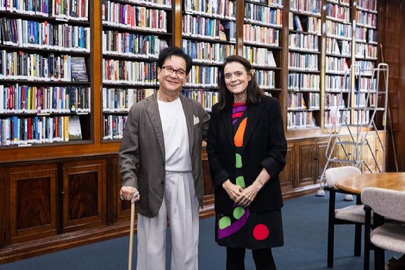 이재현 CJ그룹 회장이 영국 런던에서 스포츠 마케팅 전문가 마이클 페인 대표를 만나 악수를 나누고 있다. [사진=CJ그룹]