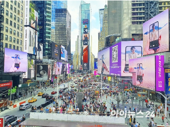 삼성전자가 10일 오후 4시(현지시간)부터 1시간 동안 뉴욕 타임스스퀘어에서 BTS와 함께 한 '갤럭시Z플립4' 홍보 영상을 보여주고 있다. [사진=장유미 기자]