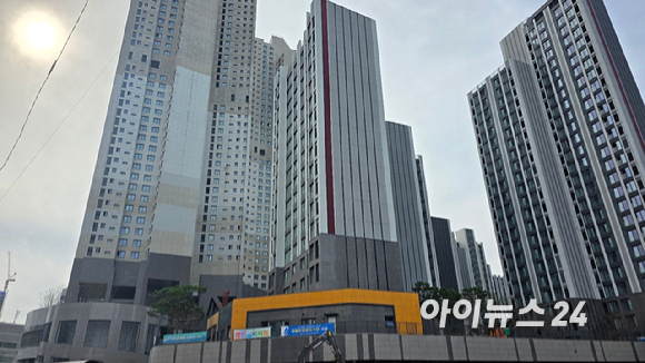 구리시 집값이 본격 상승세를 타고 있다. 사진은 21일 경기 구리시 인창동 e편한세상 인창 어반포레 단지 전경. [사진=이수현 기자]