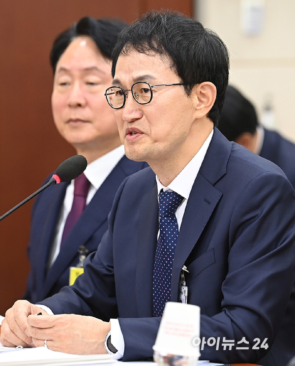 김승룡 소방청장 직무대행이 15일 서울 여의도 국회에서 열린 행정안전위원회의 중앙선거관리위원회, 인사혁신처, 소방청 등에 대한 국정감사에서 의원 질의에 답하고 있다. [사진=곽영래 기자]