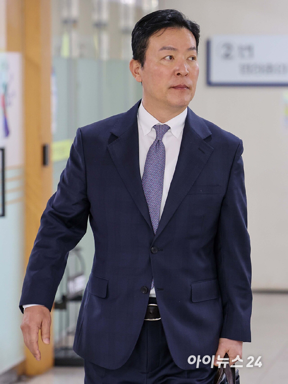 김성훈 전 대통령 경호처 차장이 23일 서울 서초구 서울중앙지법에서 열린 특수공무집행방해 등 혐의와 관련한 공판에 출석하고 있다. [사진=사진공동취재단]