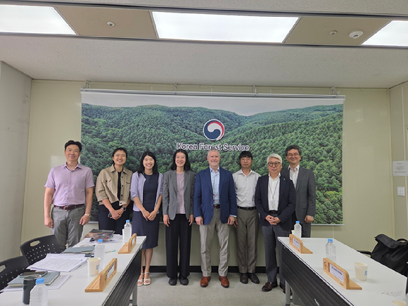산불정책 협력 회의 참석자들이 단체사진을 촬영하고 있다. [사진=산림청 ]
