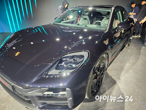 마티아스 부세 포르쉐코리아 대표가 19일 서울 광진구 파이팩토리에서 열린 '2026 포르쉐코리아 신년 기자간담회'에서 사업 성과와 전략을 발표하고 있다. [사진=김종성 기자]