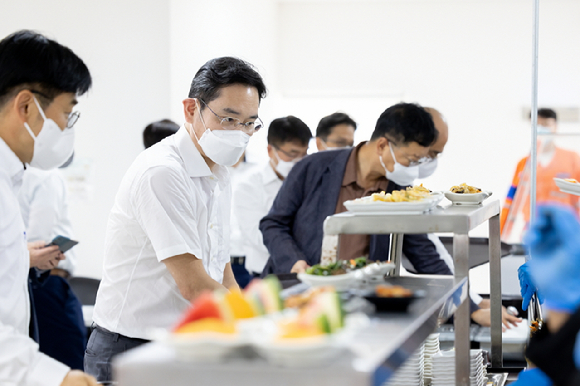 이재용 삼성전자 부회장이 삼성엔지니어링 도스보카스 정유공장 건설 현장을 방문해 사업 진행 현황을 점검하고, 구내식당을 찾았다. [사진=삼성전자]