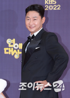 '살림남' 이천수가 24일 오후 서울 영등포구 KBS 신관공개홀에서 열린 '2022 KBS 연예대상' 레드카펫 행사에 참석하고 있다. [사진=정소희 기자]