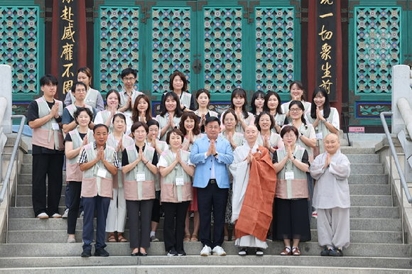 박강수 마포구청장과 마포구 직원들이 12일 열린 석불사 템플스테이 프로그램에 참여해 기념촬영을 하고 있다. [사진=마포구]