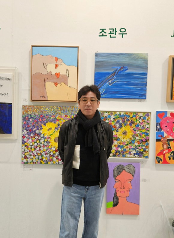 조관우가 서울 삼성동 코엑스에서 열린 월드아트엑스포 전시를 찾아 기념사진을 촬영하고 있다. [사진=아트플랜, 윤스토리엔터테인먼트,]