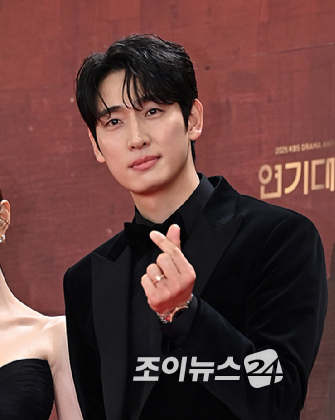 배우 윤박이 31일 오후 서울 여의도 KBS에서 열린 2025 KBS 연기대상&nbsp;레드카펫 포토월 행사에서 포즈를 취하고 있다. [사진=곽영래 기자]