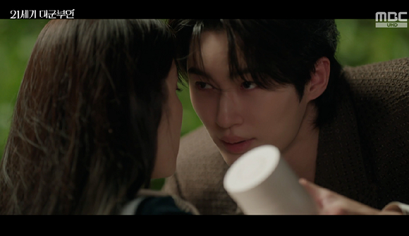 '대군부인' 변우석, 아이유에 기습키스한 이유 있었다...'파파라치→교제승인' 큰 그림