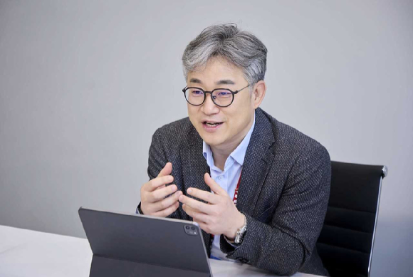 정석근 SK텔레콤 최고기술책임자(CTO) 겸 인공지능(AI) 사내독립기업(CIC)장이 3일(현지시간) 스페인 바르셀로나에서 열린 모바일월드콩그레스(MWC) 2026 CTO 기자간담회에서 발표하고 있다. [사진=SKT]