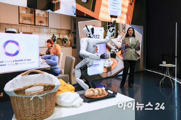 2일(현지시간) 스페인 바르셀로나 피라 그란 비아 전시장에서 열린 '모바일 월드 콩그레스(MWC)2026'에서 LG유플러스 부스에서 AI에이전트 '익시오'가 그린 미래를 시연하는 로봇이 등장하고 있다. 2026.03.02. [사진=바르셀로나=사진공동취재단]