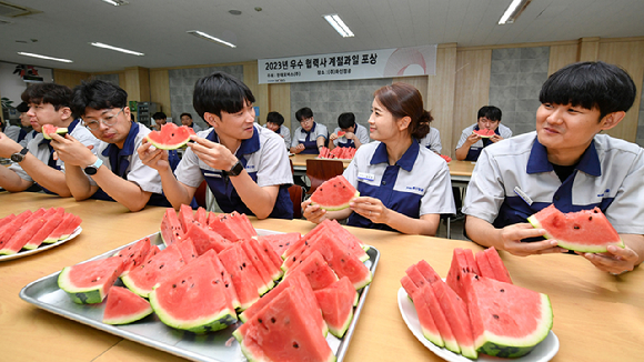 경상북도 경산시 소재 화신정공 임직원들이 현대모비스가 전달한 계절과일을 나눠 먹으며 담소를 나누고 있다. [사진=현대모비스]