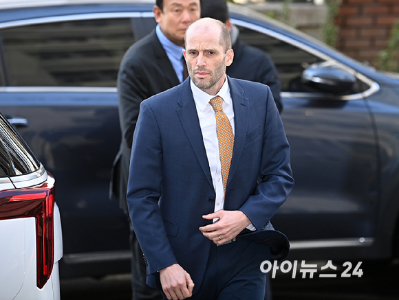 해롤드 로저스 쿠팡 한국법인 임시 대표가 6일 오후 마포구 서울경찰청 광역수사단 반부패수사대에서 국회에서의 증언&middot;감정 등에 관한 법률 위반 혐의 등 관련 2차 조사를 받기 위해 출석하고 있다. [사진=곽영래 기자]