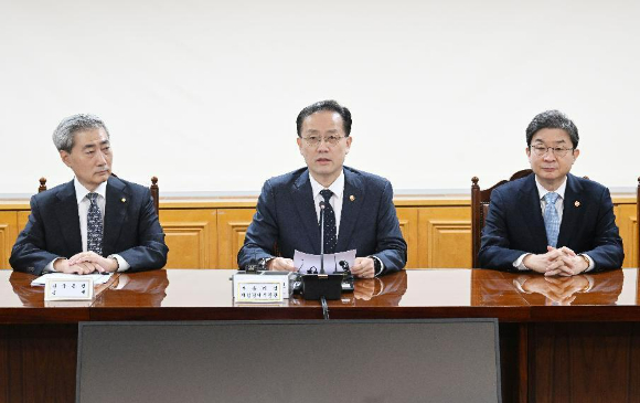 이형일 부총리 겸 재정경제부 장관(가운데)이 10월2일 서울 중구 은행연합회에서 열린 '시장상황점검회의'를 주재하고 있다. [사진=재경부]