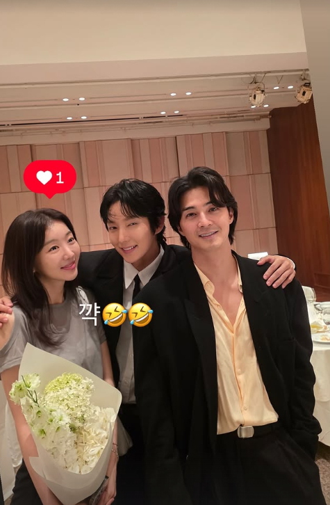 배우 장희진이 문채원 결혼식장에서 '악의 꽃' 김지훈, 이준기와 함께 사진을 촬영했다. [사진=장희진 인스타그램 ]