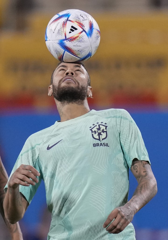 브라질축구대표팀 네이마르가 한국과 6일(한국시간) 열리는 2022 카타르월드컵 16강전을 앞두고 진행한 팀의 마지막 공식 훈련에서 머리로 공을 다루고 있다. [사진=뉴시스]
