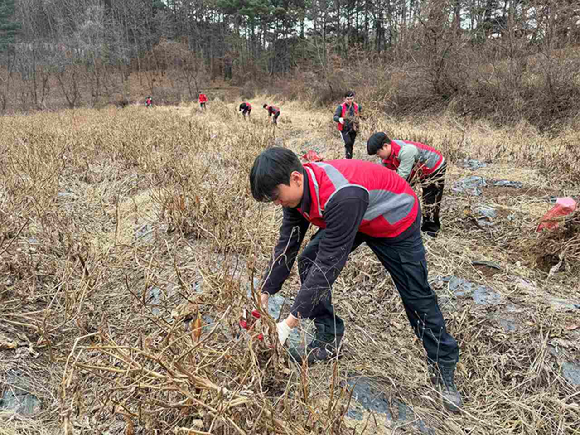산림청 직원들이 '눈이 오나 비가 오나 소각산불 없는 안전한 대한민국'을 위한 예방 활동을 하고 있다 [사진=산림청]