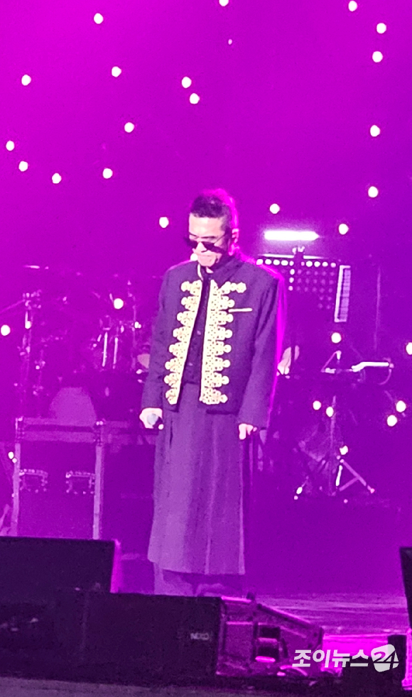 가수 김건모가 27일 부산 수영구 남천동 KBS부산홀에서 열린 전국투어 콘솨트 'KIM GUN MO'에서 무대를 펼치고 있다. [사진=정지원 기자]