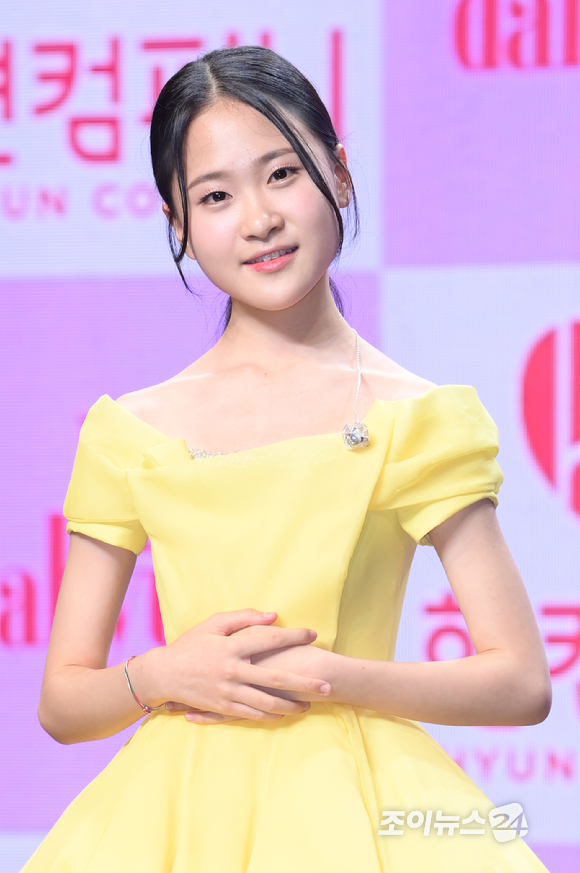 가수 김다현이 2일 서울 강남구 청담동 일지아트홀에서 열린 김다현 2집 정규앨범 '열 다섯' 쇼케이스에 참석해 포토타임을 갖고 있다. [사진=정소희 기자]