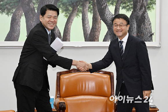 한병도 더불어민주당 당대표 직무대행 겸 원내대표와 김준형 조국혁신당 당대표 권한대행 겸 원내대표가 21일 오전 서울 여의도 국회에서 '윤석열&middot;김건희에 의한 내란&middot;외환 및 국정농단 행위의 진상규명을 위한 특별검사 임명 등에 관한 법률 개정안(특검법)'에 관한 본회의 필리버스터 관련 논의를 위해 회동하고 있다. [사진=곽영래 기자]