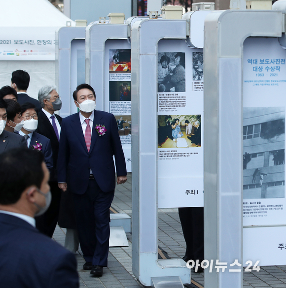 윤석열 대통령 당선인이 4일 오전 서울 중구 프레스센터 광장에서 열린 '순간의 기록, 살아있는 역사' 제58회 한국보도사진전 개막식에서 수상작을 감상하고 있다. [사진=인수위사진기자단]