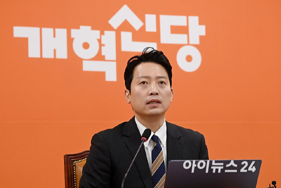 이기인 개혁신당 비상대책위원장이 17일 서울 여의도 국회에서 첫 번째 쇄신안 발표를 하고 있다. [사진=곽영래 기자]