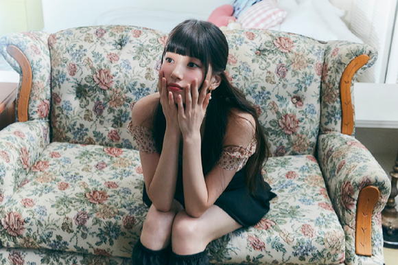 배우 수지가 넷플릭스 시리즈 '이두나!'(감독 이정효) 인터뷰에 앞서 포즈를 취하고 있다. [사진=넷플릭스]