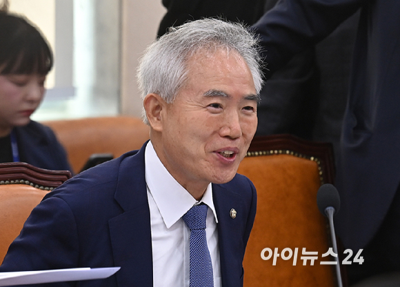 양부남 더불어민주당 의원이 26일 서울 여의도 국회 행정안전위원회에서 열린 행정안전부, 중앙선거관리위원회 등에 대한 국정감사에 참석하고 있다. [사진=곽영래 기자]