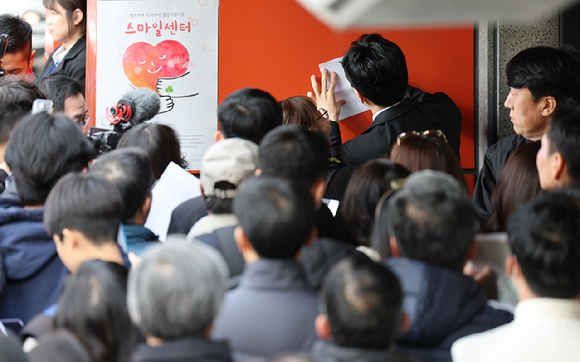 한동훈 법무부 장관이 지난 17일 대구 수성구 스마일센터를 방문해 시민들에게 사인을 해주고 있다. [사진=뉴시스]