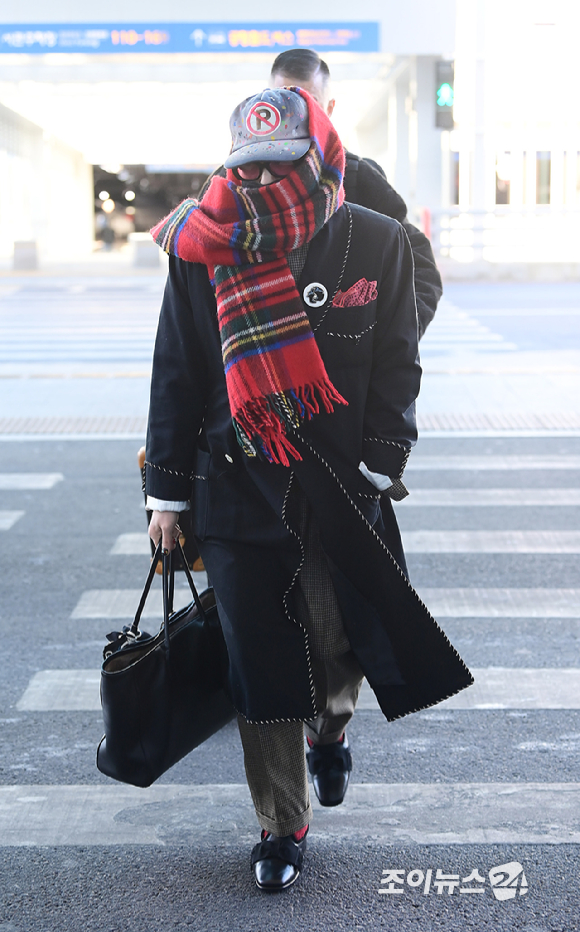 가수 지드래곤(GD, 권지용)이 20일 해외 일정 참석 차 인천국제공항을 통해 출국하고 있다. [사진=정소희 기자]