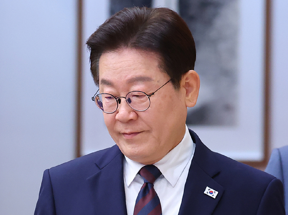 이재명 대통령이 지난 9일 청와대에서 열린 중동상황 관련 비상경제점검회의에 입장하고 있다. 2026.3.9 [사진=연합뉴스]