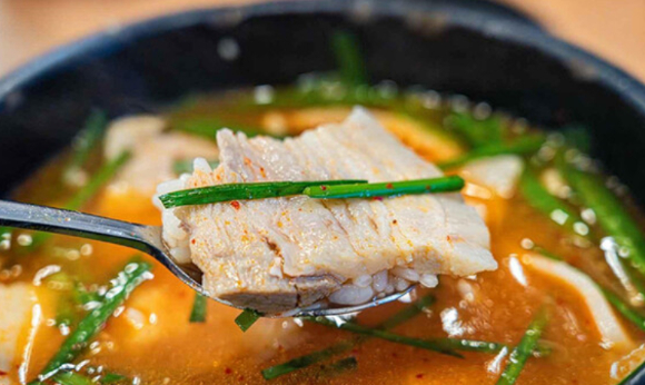  50대 이후 식습관에 따라 건강 상태가 크게 달라질 수 있다는 전문가 설명이 나왔다. 사진은 AI 생성 이미지로, 본 기사 내용과 무관. [사진=챗GPT]