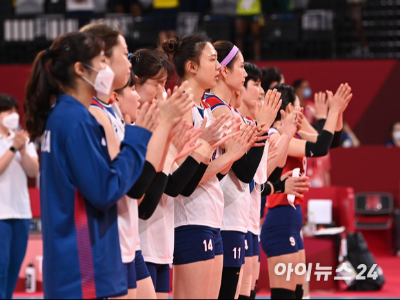 6일 오후 일본 도쿄 아리아케 아레나에서 열린 2020 도쿄올림픽 여자 배구 준결승 대한민국 대 브라질의 경기가 진행됐다. 한국 양효진이 세트스코어 0-3(16-25, 16-25, 16-25)으로 패배한 후 승리한 브라질 선수들을 향해 박수를 보내고 있다.