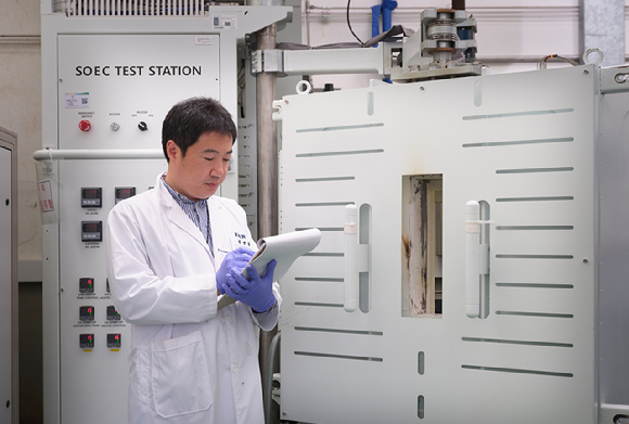 한국에너지연구원 연구진이 개발한 SOEC 스택에 대해 성능 평가를 하고 있다 [사진=에너지연]