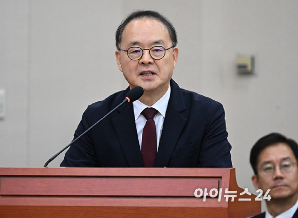 이용수 대한축구협회 회장 직무대행이 21일 서울 여의도 국회에서 열린 문화체육관광위원회의 대한체육회 등에 대한 국정감사에서 질의에 답변하고 있다. [사진=곽영래 기자]