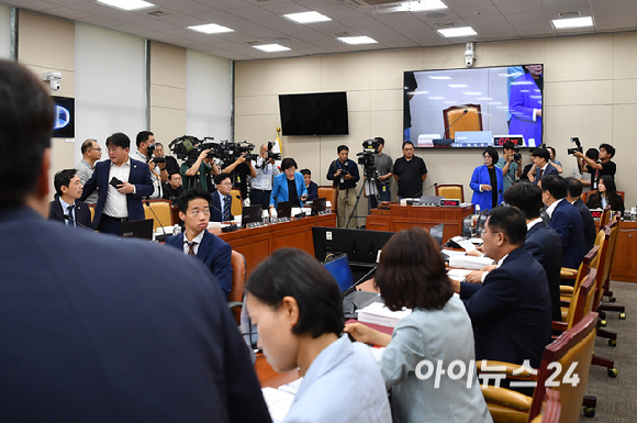 14일 오전 서울 여의도 국회 과학기술정보방송통신위원회에서 열린 배경훈 과학기술정보통신부 장관 후보자 인사청문회에서 국민의힘 의원들의 ‘최민희 독재 OUT’ 피켓을 붙이고 있다. 최민희 위원장은 피켓에 항의하며 산회를 선언 후 퇴장했다. [사진=곽영래 기자]