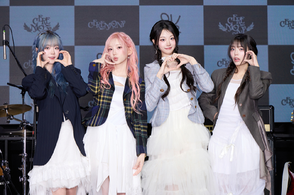 밴드 QWER(쵸단,마젠타,히나,시연) 27일 오전 서울 서대문구 예스24 원더로크홀에서 열린 미니 4집 'CEREMONY' 쇼케이스에서 포토타임을 갖고 있다. [사진=쓰리와이코프레이션]