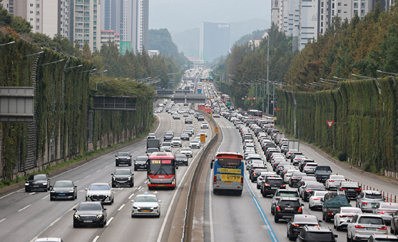 추석 연휴 첫날인 3일 경부고속도로 서울 잠원나들목 인근 하행선이 정체를 빚고 있다. 2025.10.3 [사진=연합뉴스]