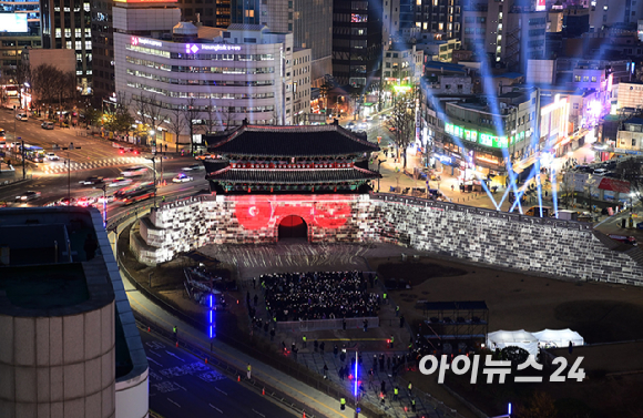 방탄소년단(BTS) 3년 9개월 만에 완전체로 컴백한 가운데 20일 오후 서울 숭례문에서 'BTS 더 시티 아리랑 서울' 미디어 파사드가 펼쳐지고 있다. [사진=정소희 기자]