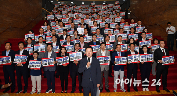 장동혁 국민의힘 대표가 3일 오전 서울 여의도 국회 로텐더홀에서 특검의 압수수색을 규탄 발언을 하고 있다. [사진=곽영래 기자]