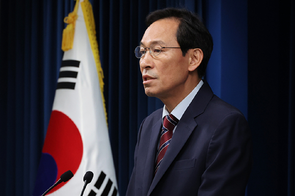 이재명 대통령이 22일 한남동 관저에서 열린 여야 지도부와의 오찬에서 국민의힘 김용태 비상대책위원장의 발언을 듣고 있다. 2025.6.22 [사진=연합뉴스]