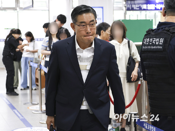 신원식 전 국가안보실장이 3일 서울 서초구 서울고등법원에서 열린 '내란우두머리 등 혐의' 항소심 13차 공판에 출석하고 있다. [사진=곽영래 기자]