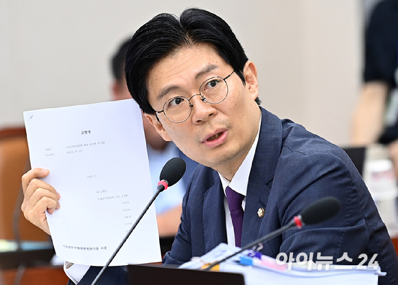 조정훈 국민의힘 간사가 16일 오전 서울 여의도 국회 교육위원회에서 열린 이진숙 사회부총리 겸 교육부 장관 후보자 인사청문회에서 이진숙 교육부 장관 후보자에게 "자녀 조기 유학 관련한 자료 미제출시 고발하겠다" 라며 발언하고 있다. [사진=곽영래 기자]